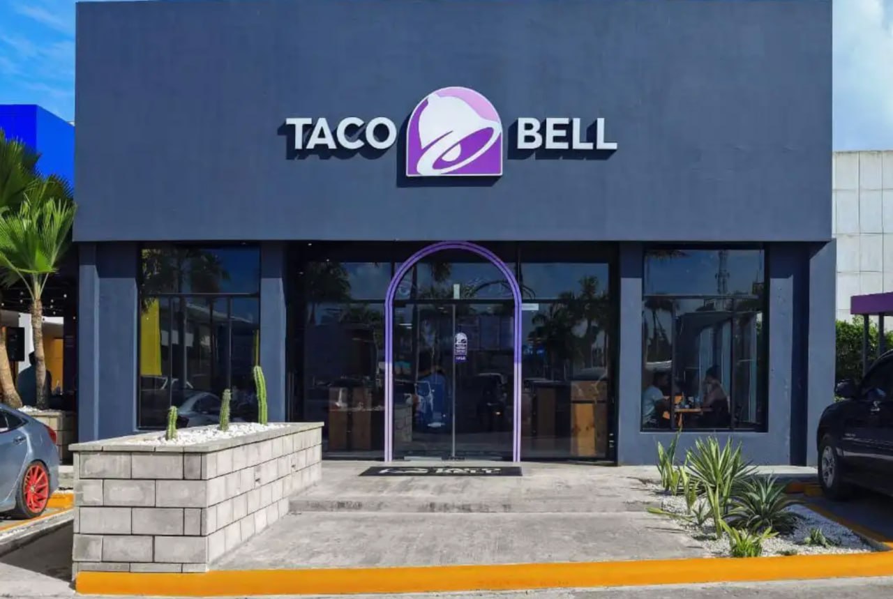 Fachada actual de un restaurante Taco Bell en República Dominicana