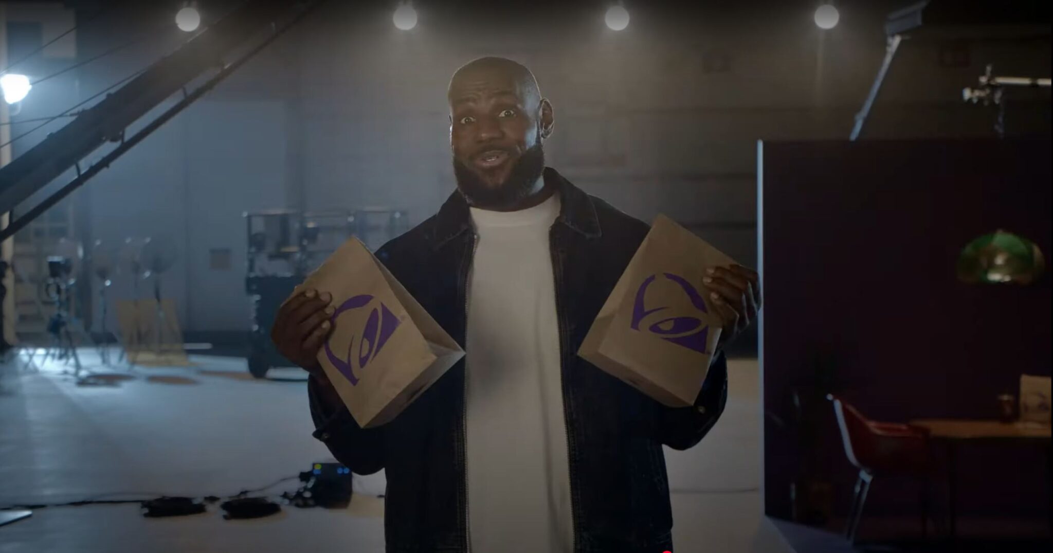 LeBron James con dos bolsas de Taco Bell en el set de The Fans