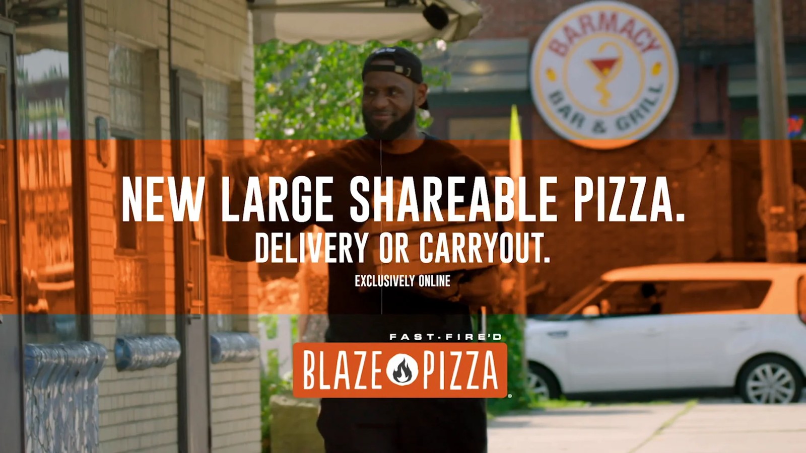LeBron James dentro de un restaurante Blaze Pizza