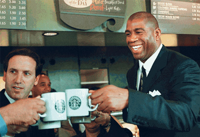 Magic Johnson brinda con tazas de Starbucks